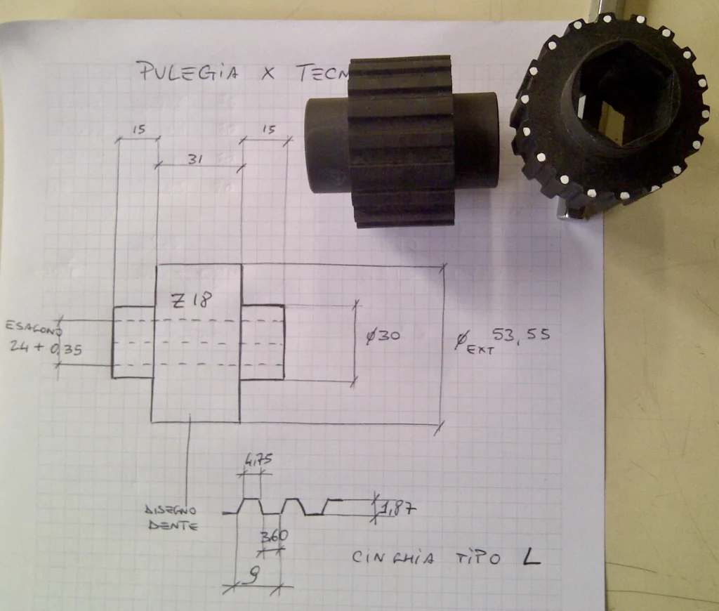 Disegno tecnico a mano di una puleggia con il pezzo realizzato
