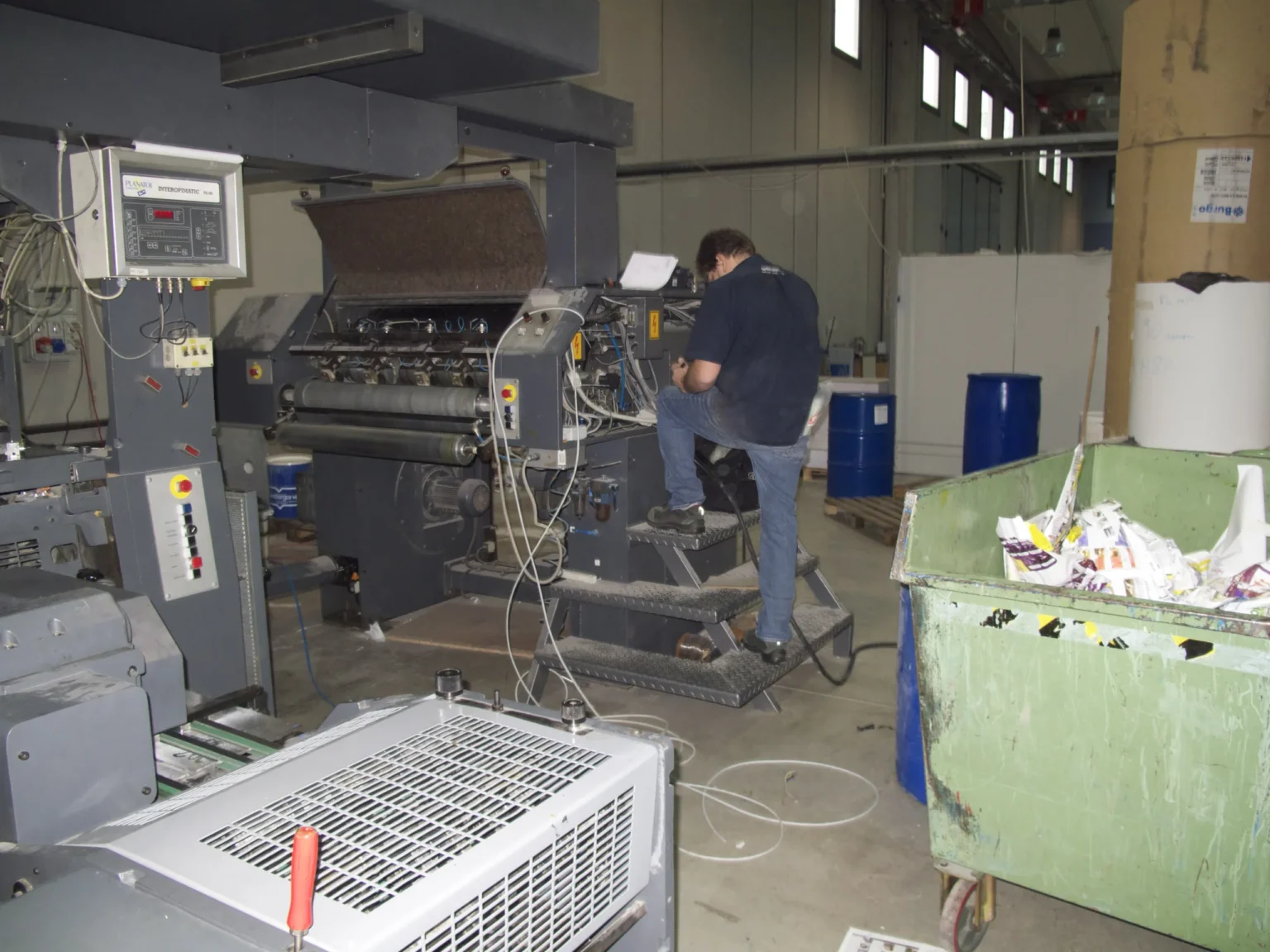 Tecnico SME al lavoro su un macchinario in officina