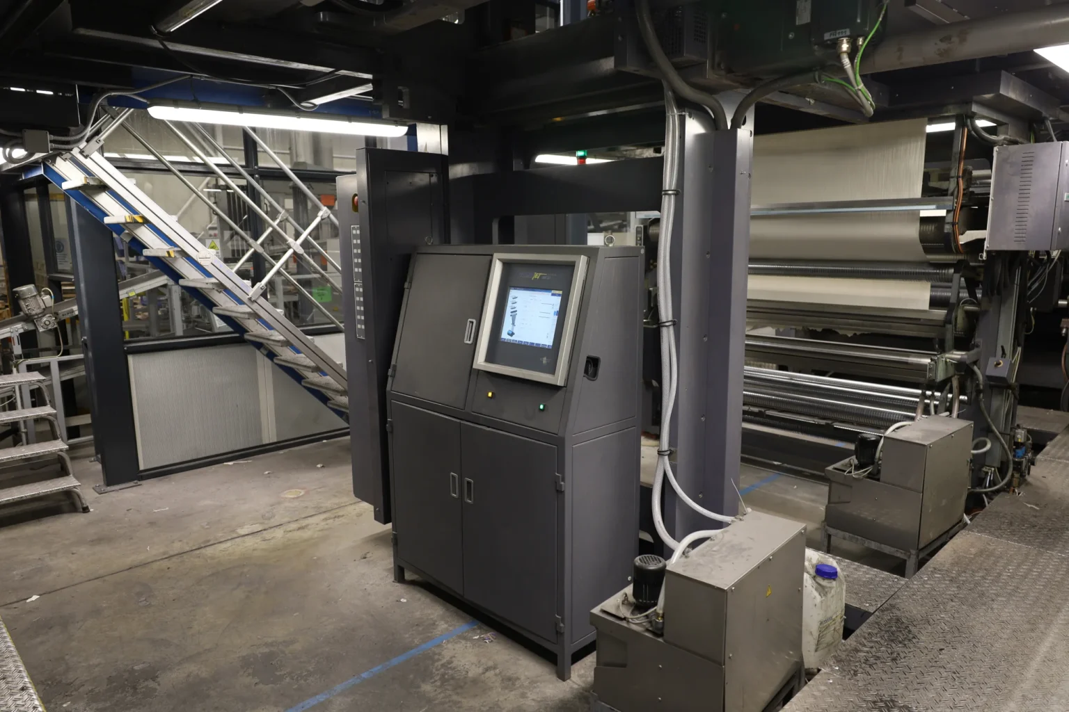 Macchinario industriale con quadro di controllo installato