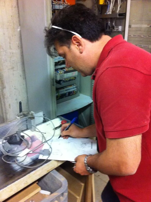 Tecnico SME compila la documentazione davanti al quadro elettrico